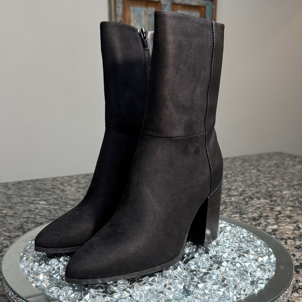 Journee Collection Elegant Black Heeled ankle Boots NWT 7.5